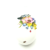 Klein porselein eitje met een prachtig vogeltje en bloemetjes